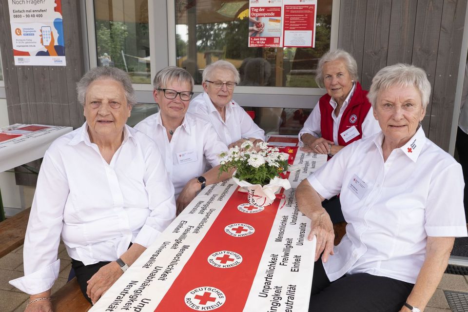 Elke Schubert, Gabi Lorenzen, Margrit Scharbatke, Rosemarie Subke und Inge Steinke vom DRK-Ortsverein Appen sitzen an einem Tisch.