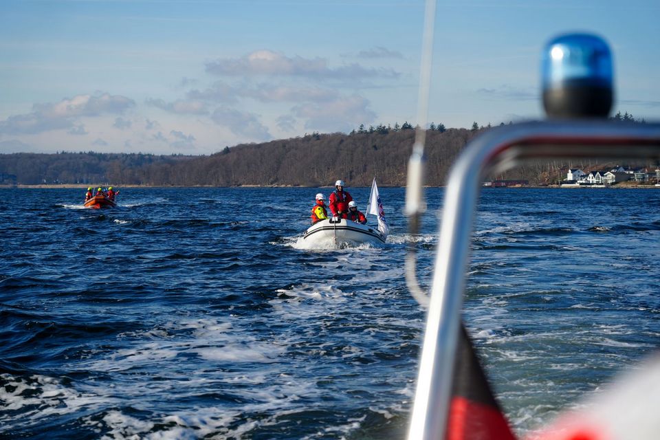 Blick auf die Flensburger Förde: 2-DRK-Rettungsboote fahren hintereinander.