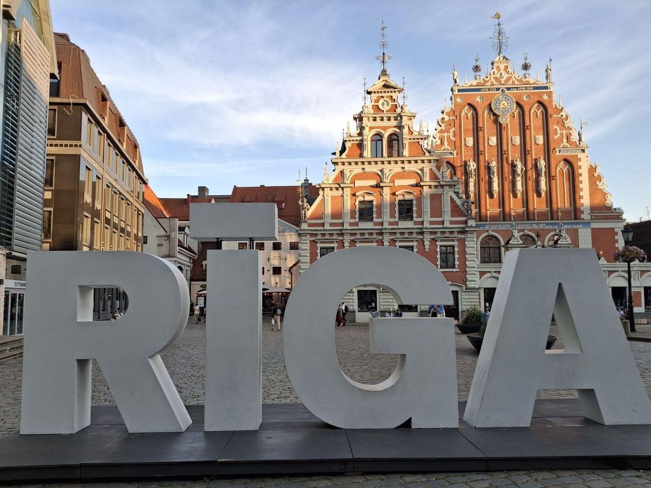 Große "RIGA"-Buchstaben stehen auf einem Marktplatz in Riga