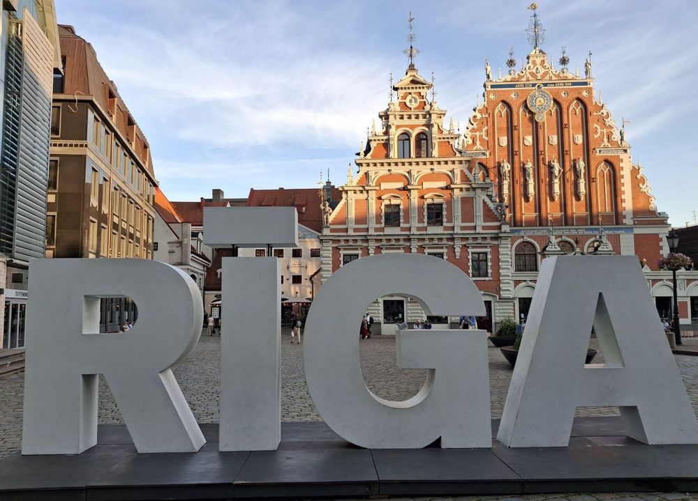 Große "RIGA"-Buchstaben stehen auf einem Marktplatz in Riga