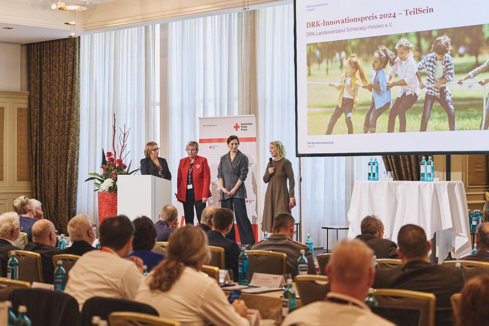 Vier Personen stehen auf einer Bühne: Anke Thomsen, Nadine Lenschau, Ulrike Würth und Gisela Wedler.