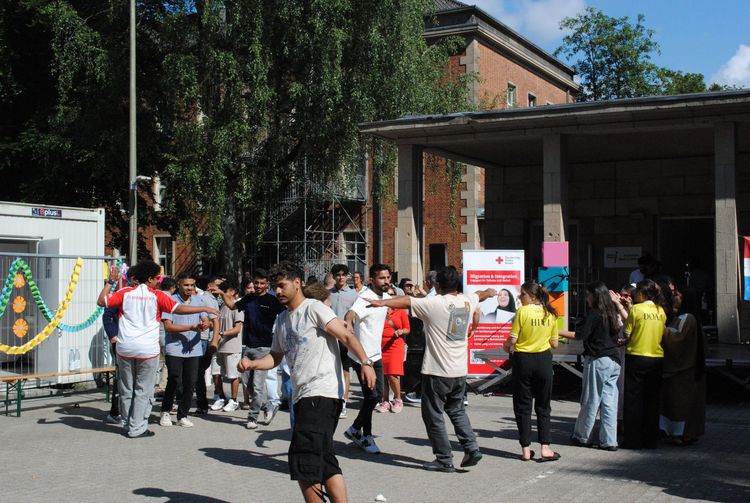 Sommerfest 2025 Rund 50 Personen tanzen vor einer Bühne.
