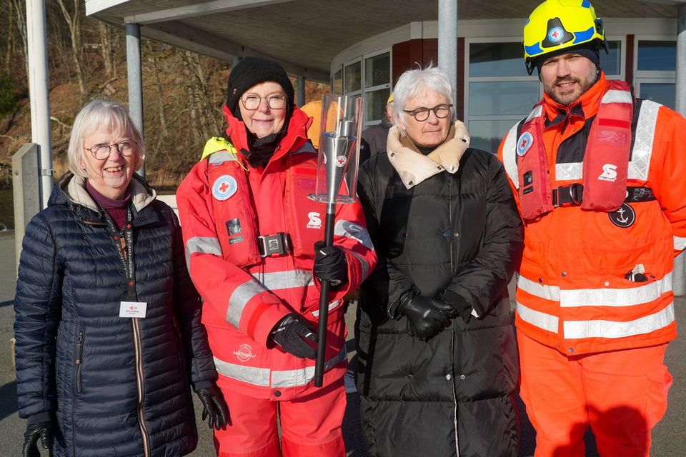 4 Personen posieren mit einer kleinen Fackel für die Kamera.