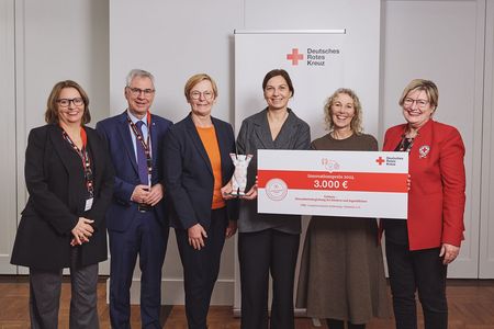 Gruppenfoto: Von links: Gisela Wedler (Teamleiterin Digitalisierung und Nachhaltigkeit für den Bereich Jugend und Wohlfahrtspflege im DRK-Generalsekretariat), Torsten Geerdts (Präsident des DRK-Landesverbandes SH), Anette Langner (Vorstandssprecherin DRK-Landesverband SH), Nadine Lenschau (Abteilungsleiterin Sozialarbeit DRK-Landesverband SH), Anke Thomsen (Referentin für Soziale Arbeit im DRK-Landesverband SH) und DRK-Vizepräsidentin Ulrike Würth.